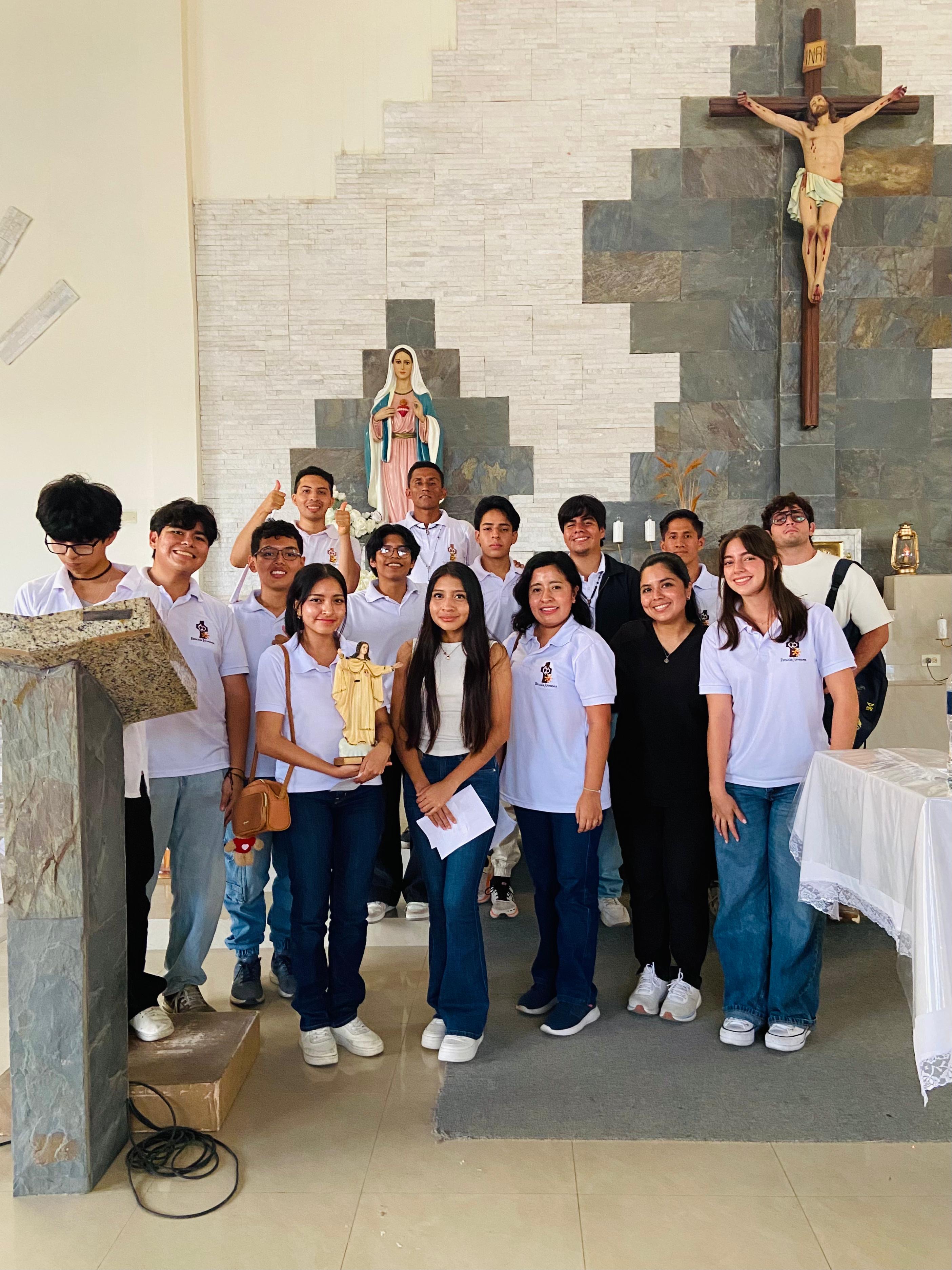 Jóvenes de Emaús reunidos en una capilla